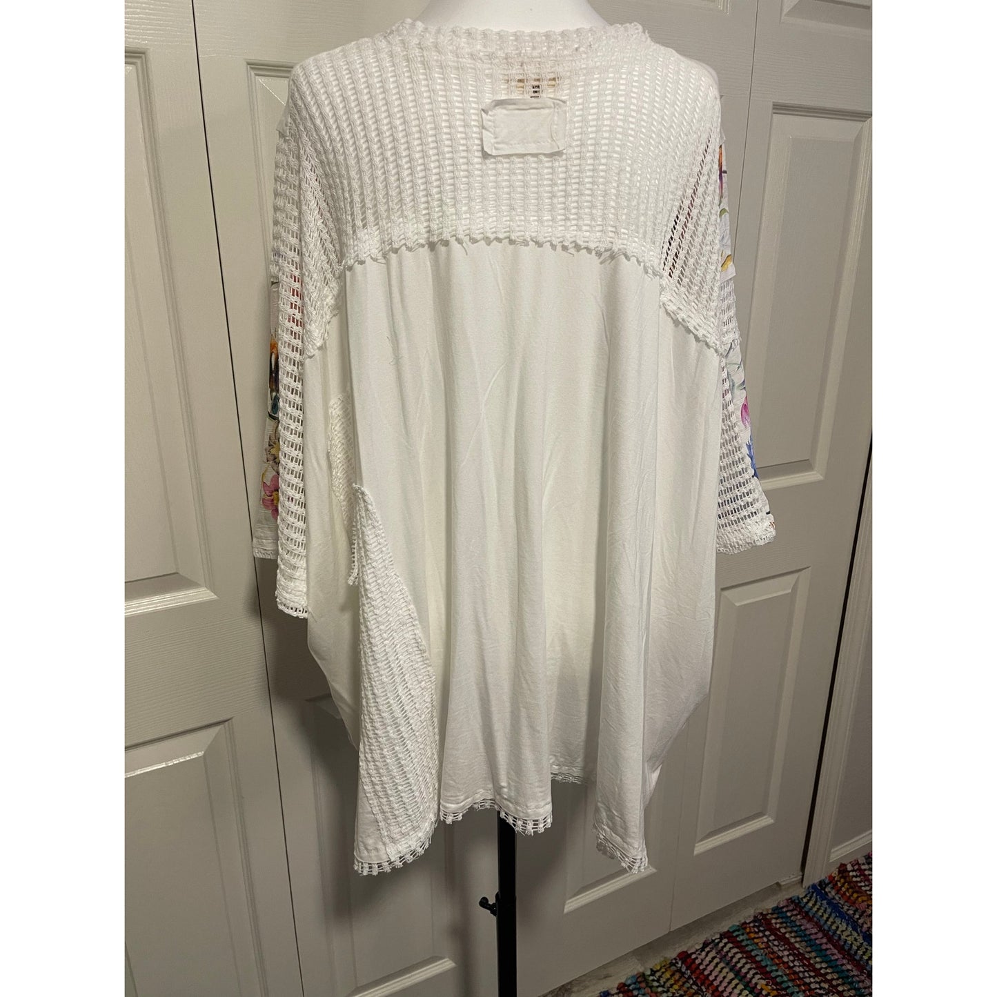 POL White and Floral V Neck Top