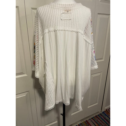 POL White and Floral V Neck Top