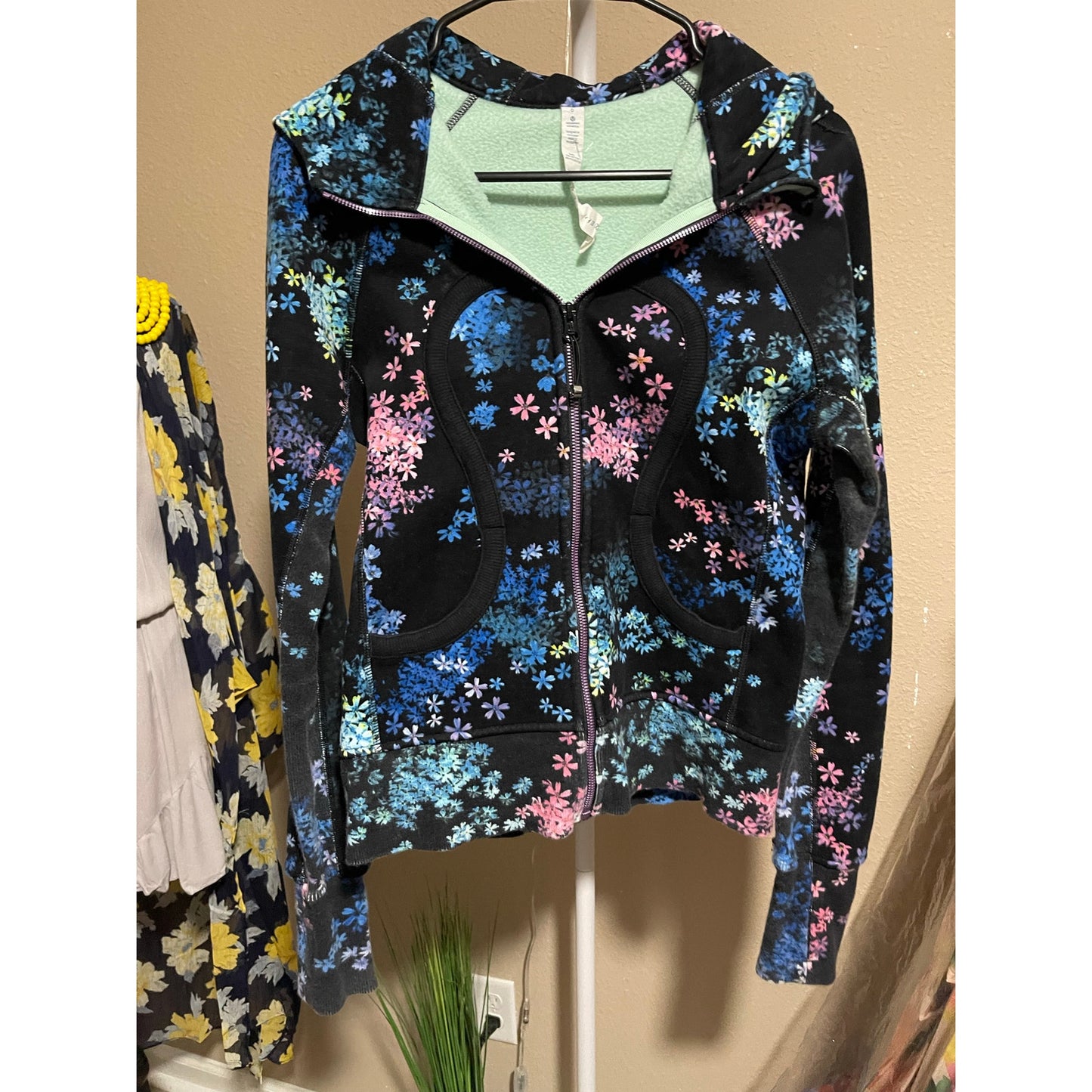 Lululemon Women's Black Floral Scuba Long Sleeve Full Zip Hoodie Size 6
